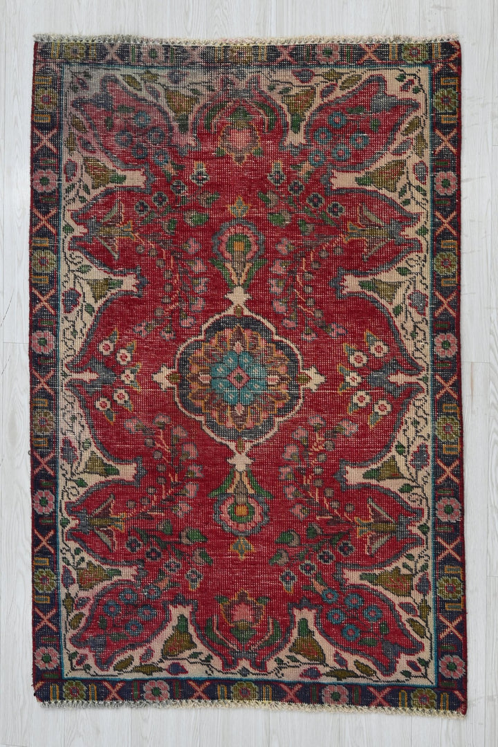 red Accent rug 3' 1" x 4' 9"