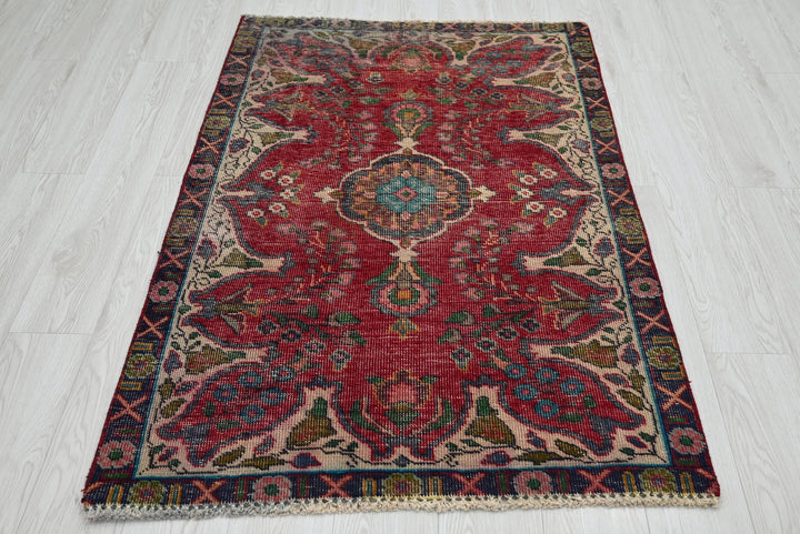 red Accent rug 3' 1" x 4' 9"