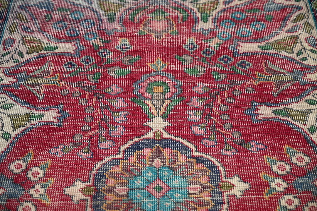 red Accent rug 3' 1" x 4' 9"