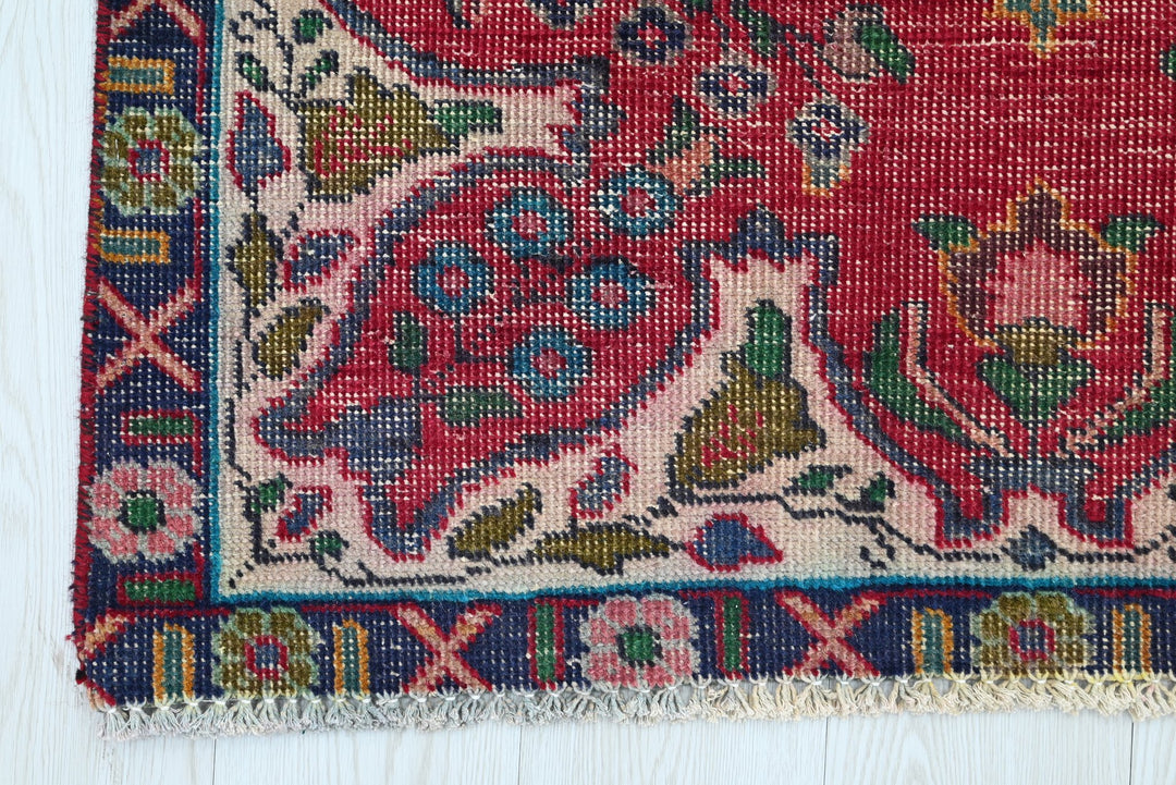 red Accent rug 3' 1" x 4' 9"