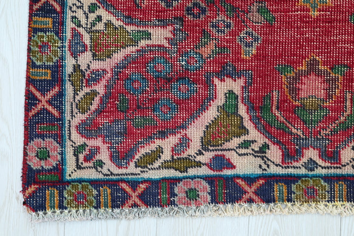 red Accent rug 3' 1" x 4' 9"