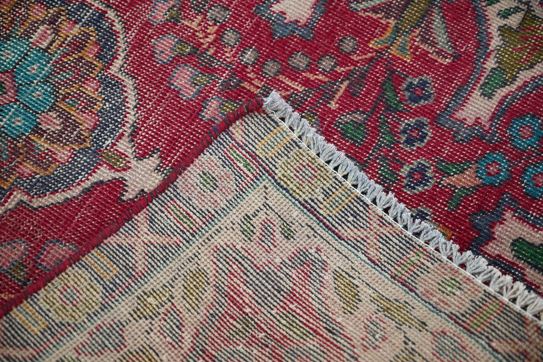 red Accent rug 3' 1" x 4' 9"