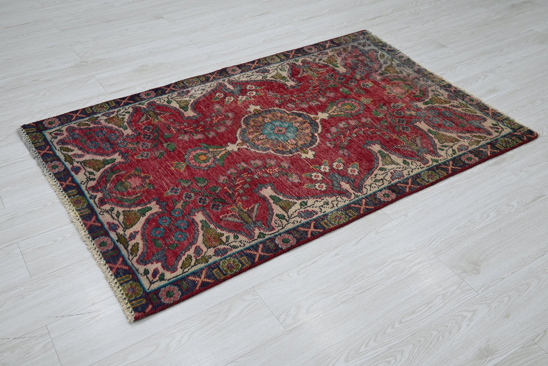red Accent rug 3' 1" x 4' 9"