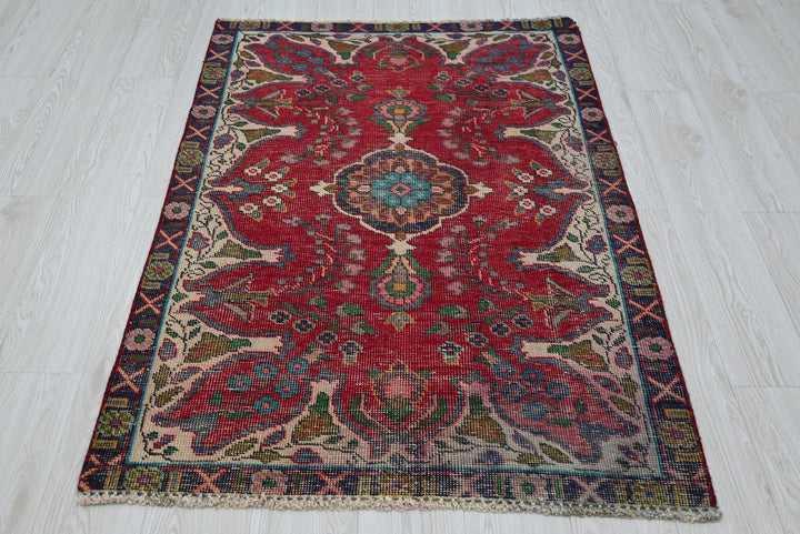 red Accent rug 3' 1" x 4' 9"