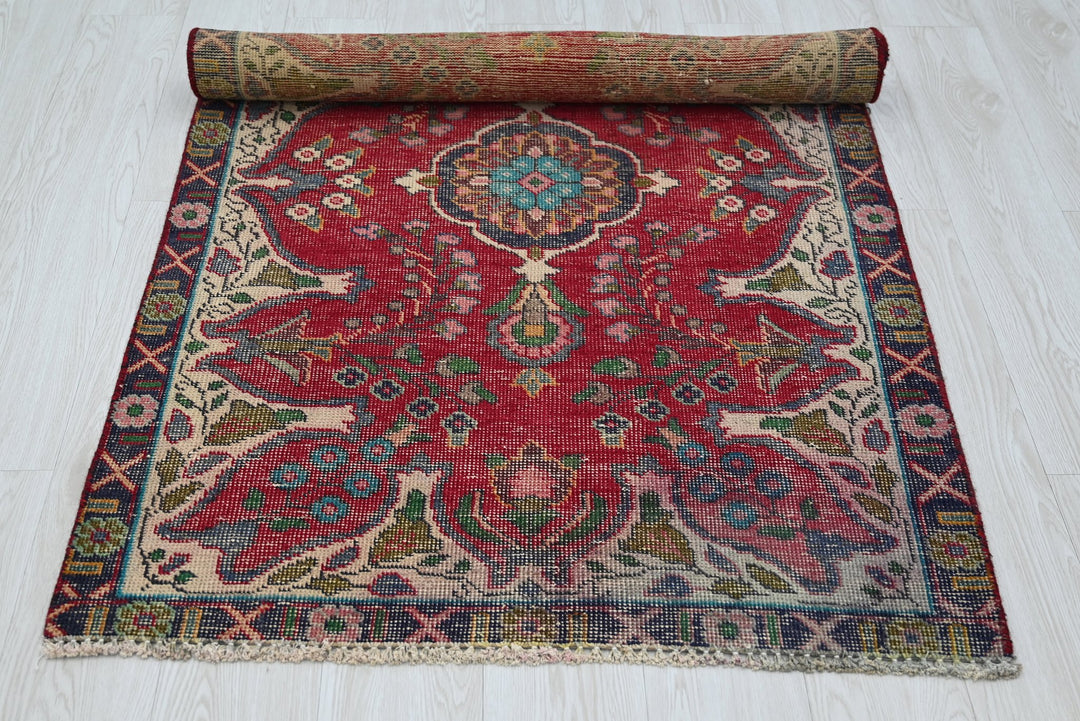red Accent rug 3' 1" x 4' 9"