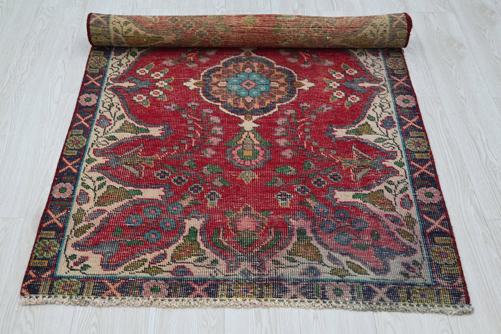 red Accent rug 3' 1" x 4' 9"