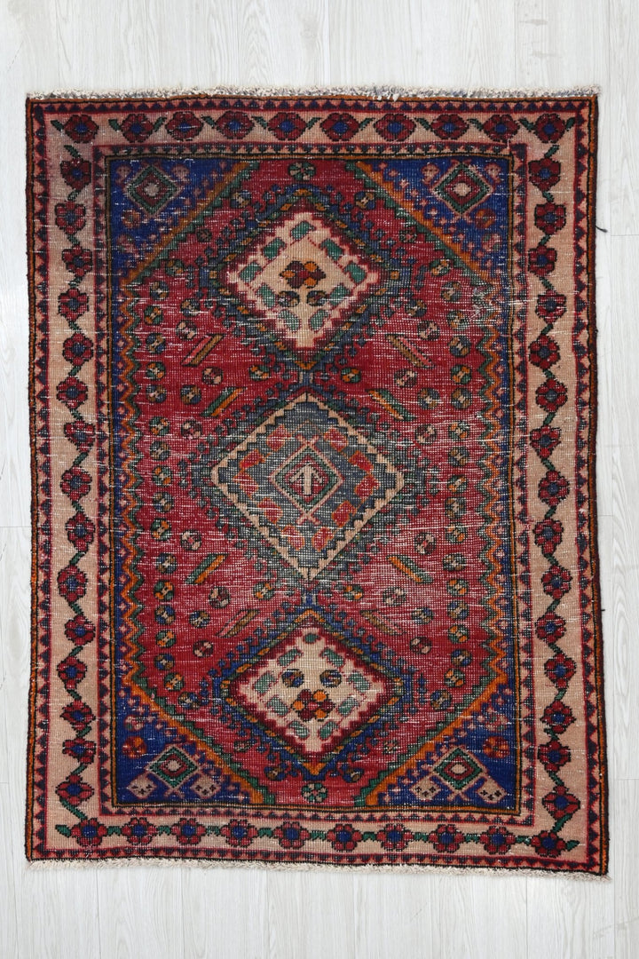 red Accent rug 3' 2" x 4' 3"