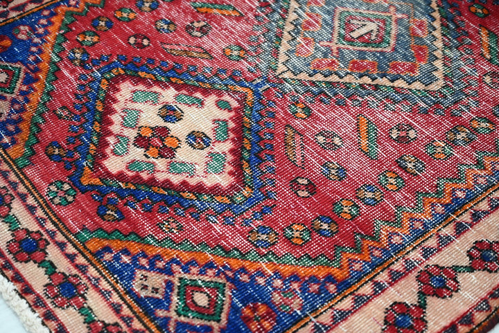 red Accent rug 3' 2" x 4' 3"