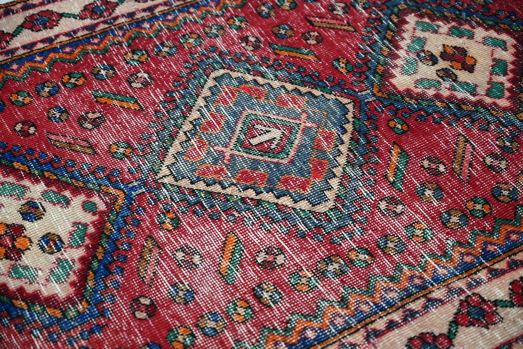 red Accent rug 3' 2" x 4' 3"