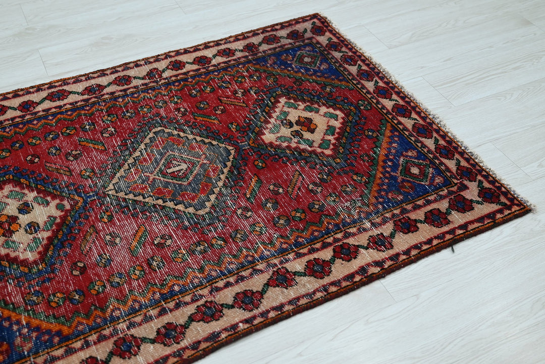 red Accent rug 3' 2" x 4' 3"