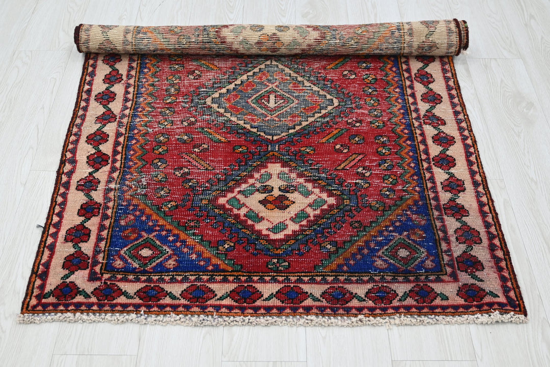 red Accent rug 3' 2" x 4' 3"