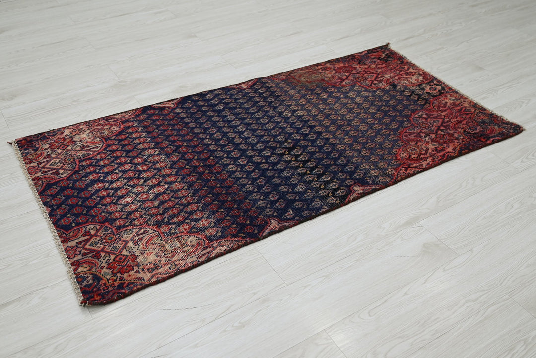 blue Accent rug 2' 8" x 5' 2"