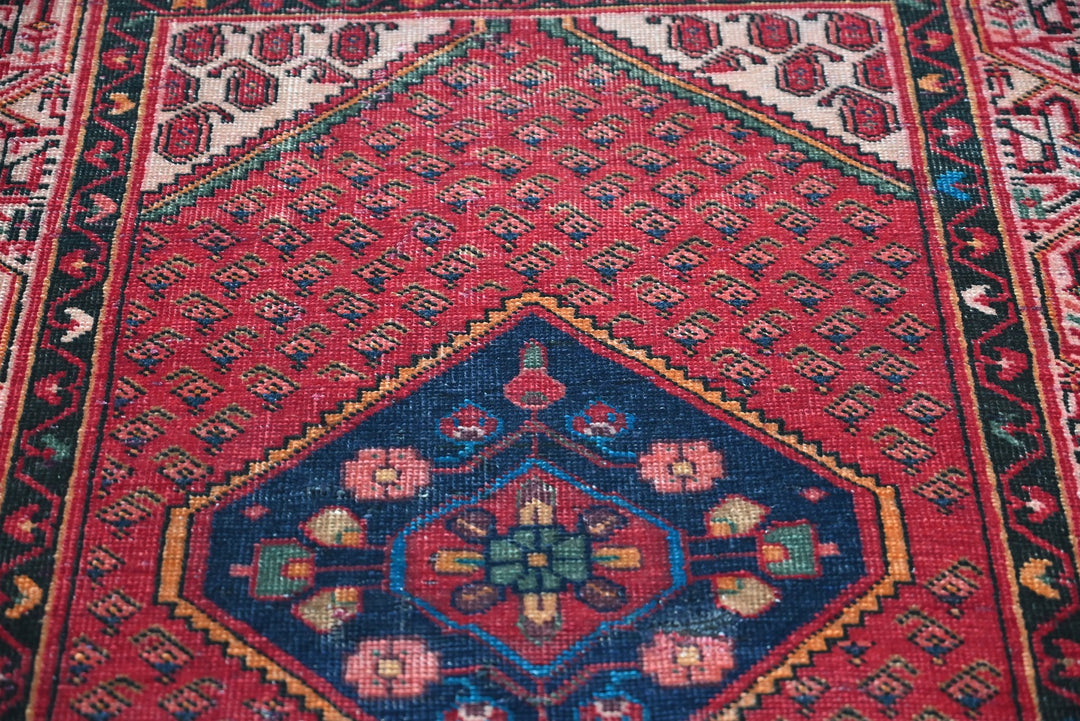 red Accent rug 3' 3" x 4' 11"