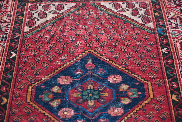 red Accent rug 3' 3" x 4' 11"