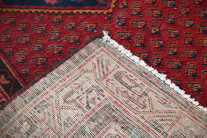 red Accent rug 3' 3" x 4' 11"