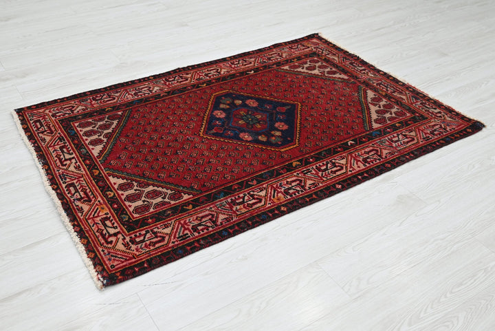 red Accent rug 3' 3" x 4' 11"