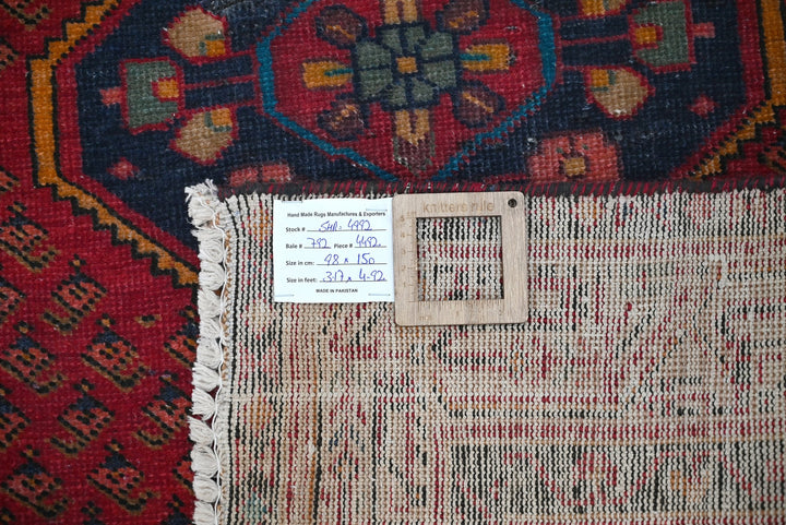 red Accent rug 3' 3" x 4' 11"