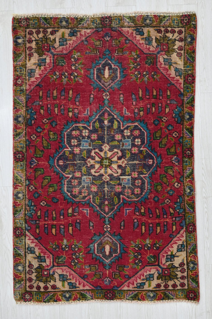 red Accent rug 3' 0" x 4' 11"