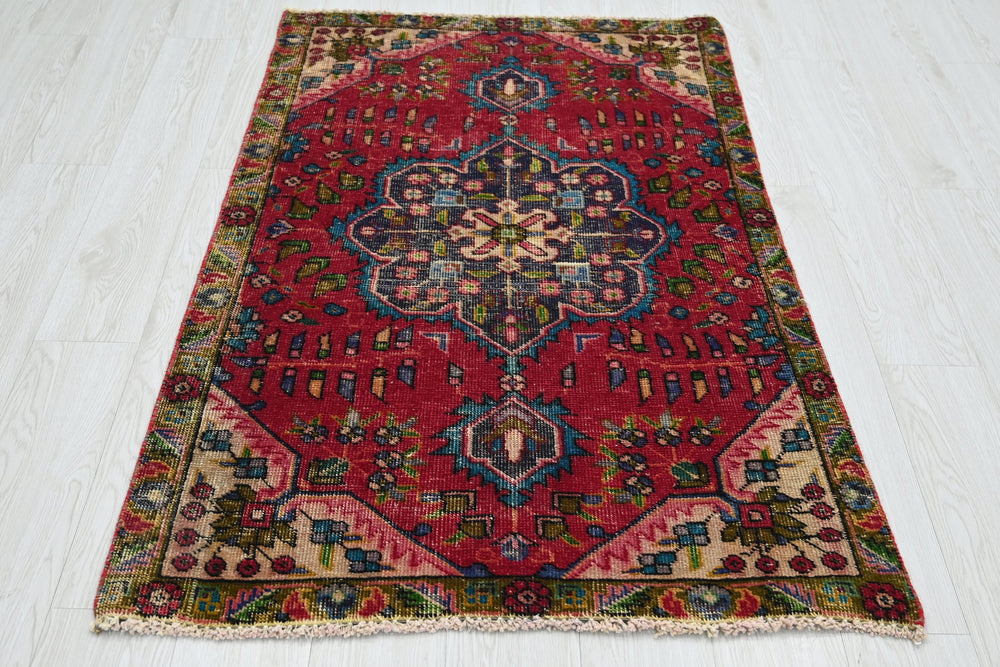 red Accent rug 3' 0" x 4' 11"
