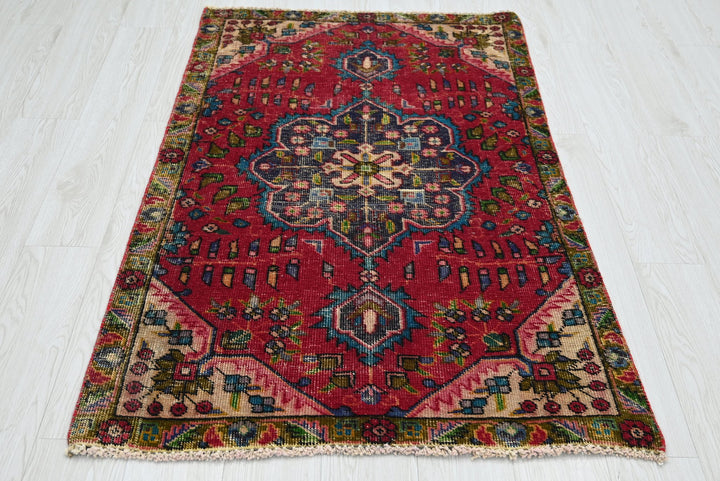 red Accent rug 3' 0" x 4' 11"