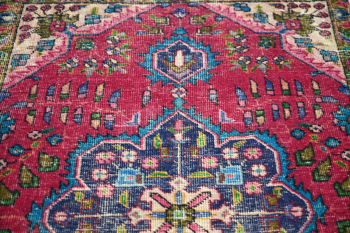 red Accent rug 3' 0" x 4' 11"