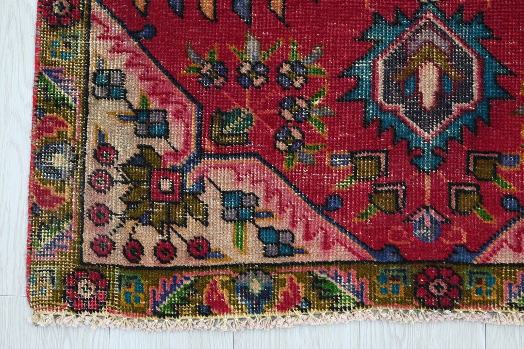 red Accent rug 3' 0" x 4' 11"