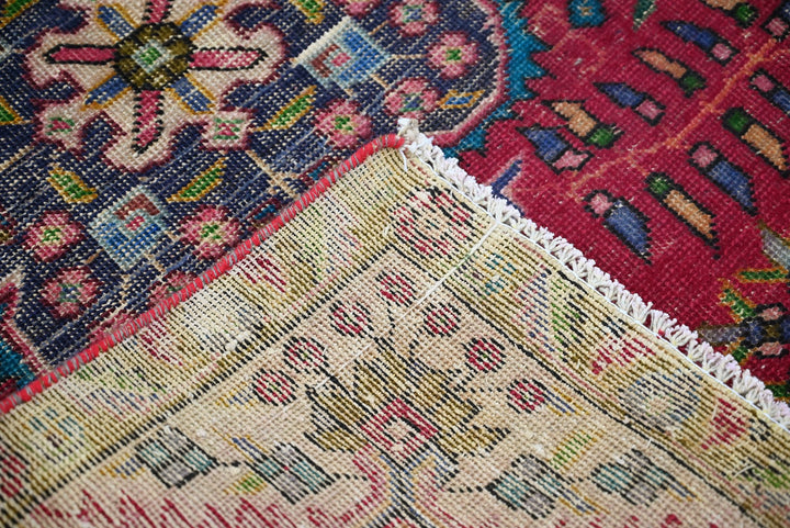 red Accent rug 3' 0" x 4' 11"