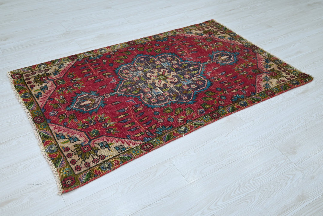 red Accent rug 3' 0" x 4' 11"