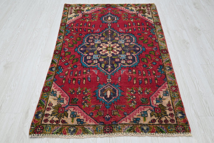 red Accent rug 3' 0" x 4' 11"