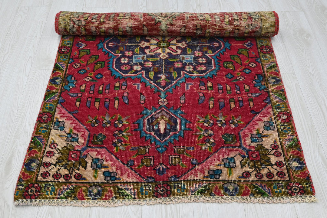 red Accent rug 3' 0" x 4' 11"