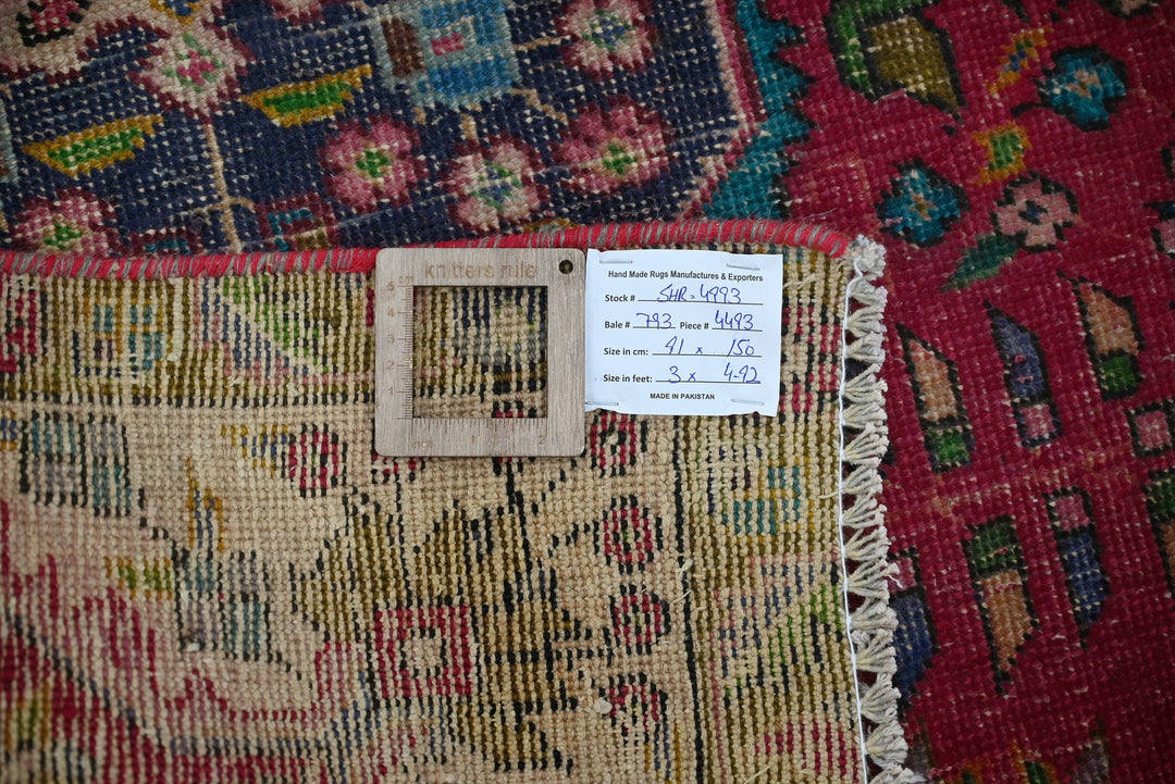 red Accent rug 3' 0" x 4' 11"