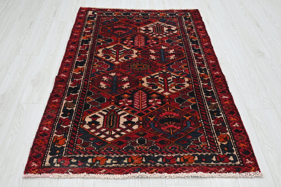 red Accent rug 3' 3" x 5' 0"