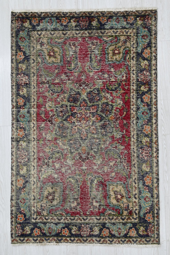 red Accent rug 3' 0" x 4' 6"