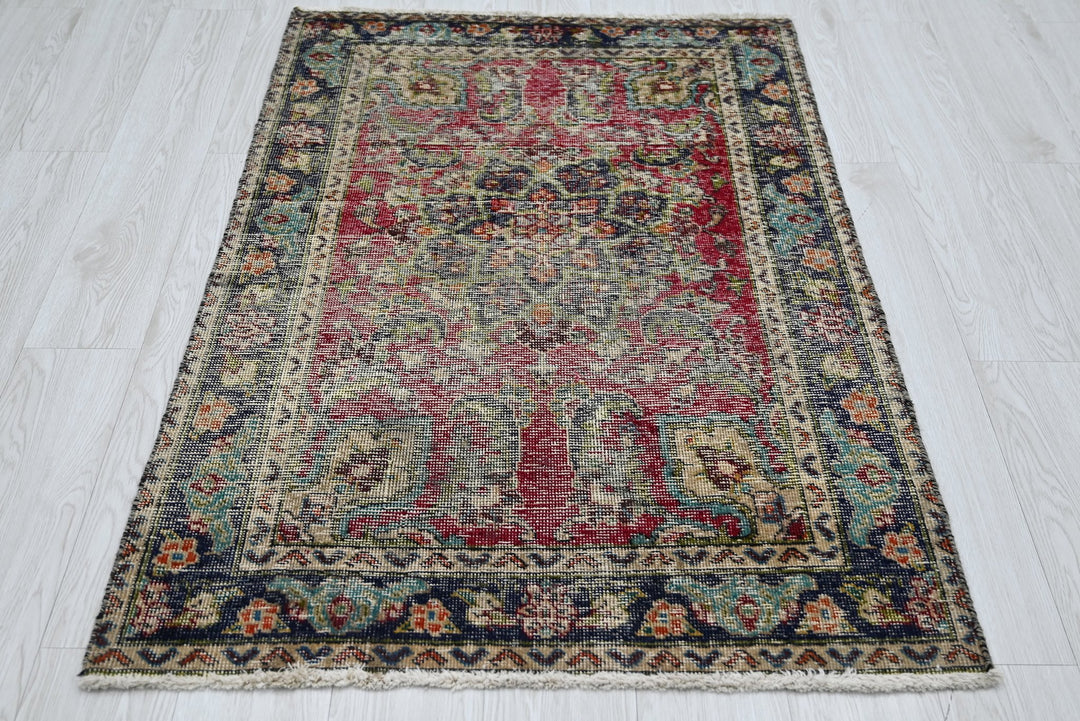 red Accent rug 3' 0" x 4' 6"