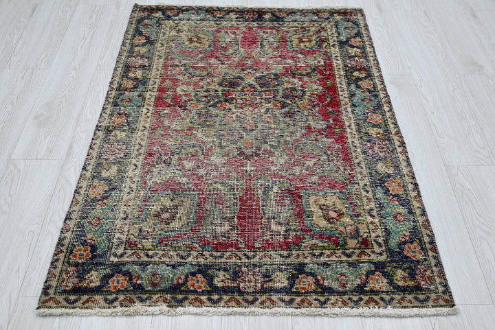 red Accent rug 3' 0" x 4' 6"