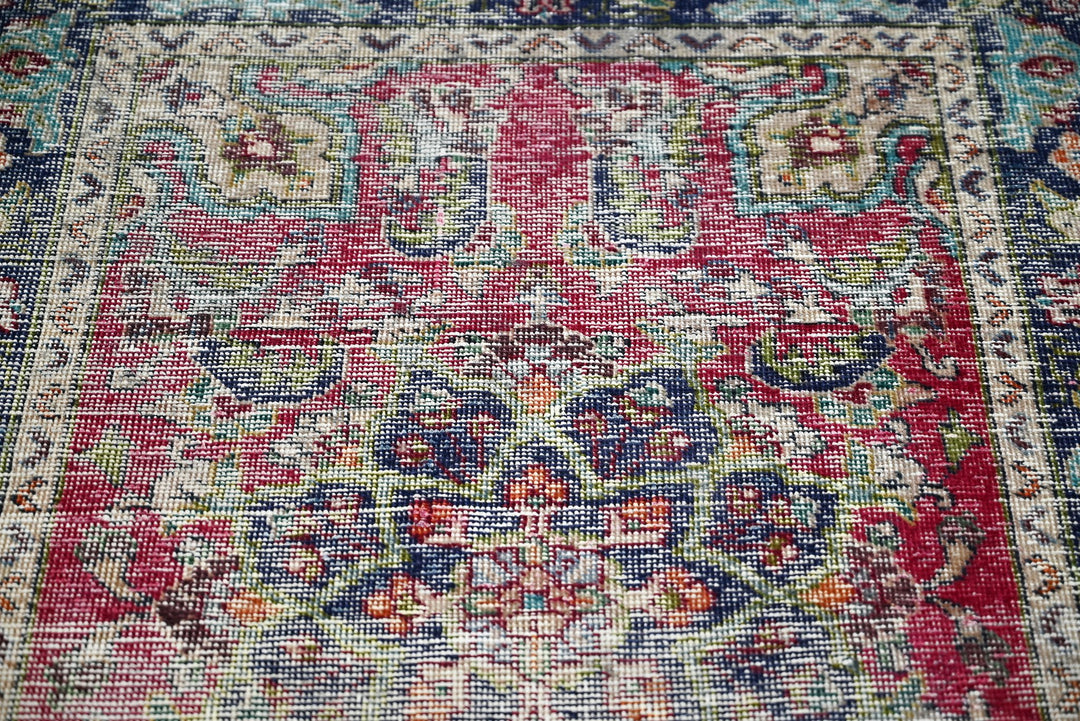 red Accent rug 3' 0" x 4' 6"