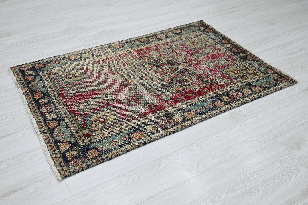 red Accent rug 3' 0" x 4' 6"