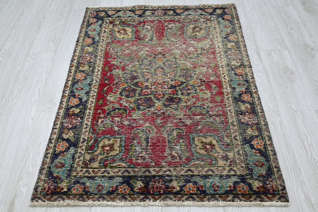 red Accent rug 3' 0" x 4' 6"