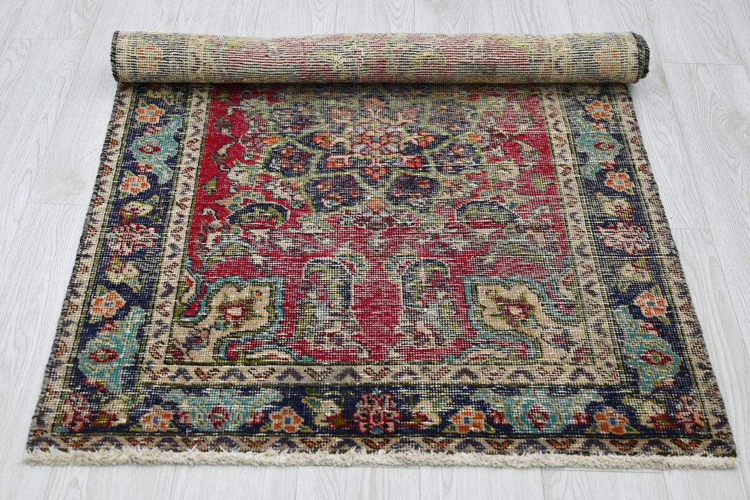 red Accent rug 3' 0" x 4' 6"