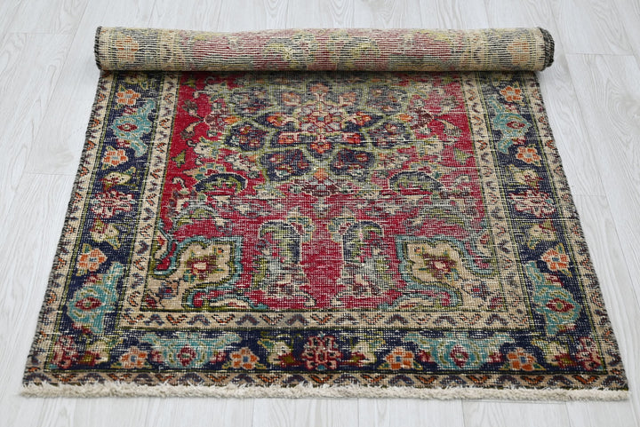 red Accent rug 3' 0" x 4' 6"