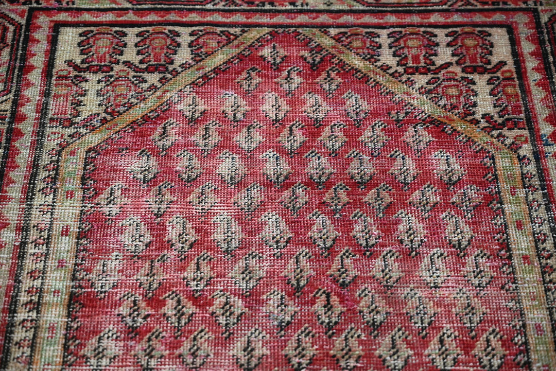 red Accent rug 3' 2" x 4' 7"