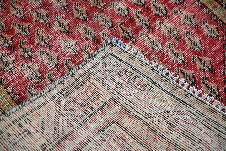 red Accent rug 3' 2" x 4' 7"