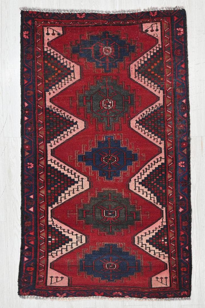 red Accent rug 2' 11" x 4' 11"