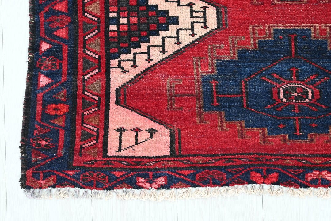 red Accent rug 2' 11" x 4' 11"