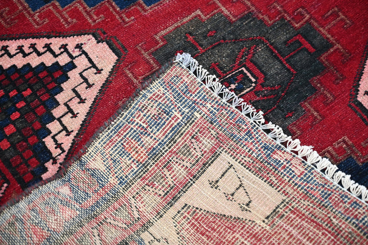 red Accent rug 2' 11" x 4' 11"