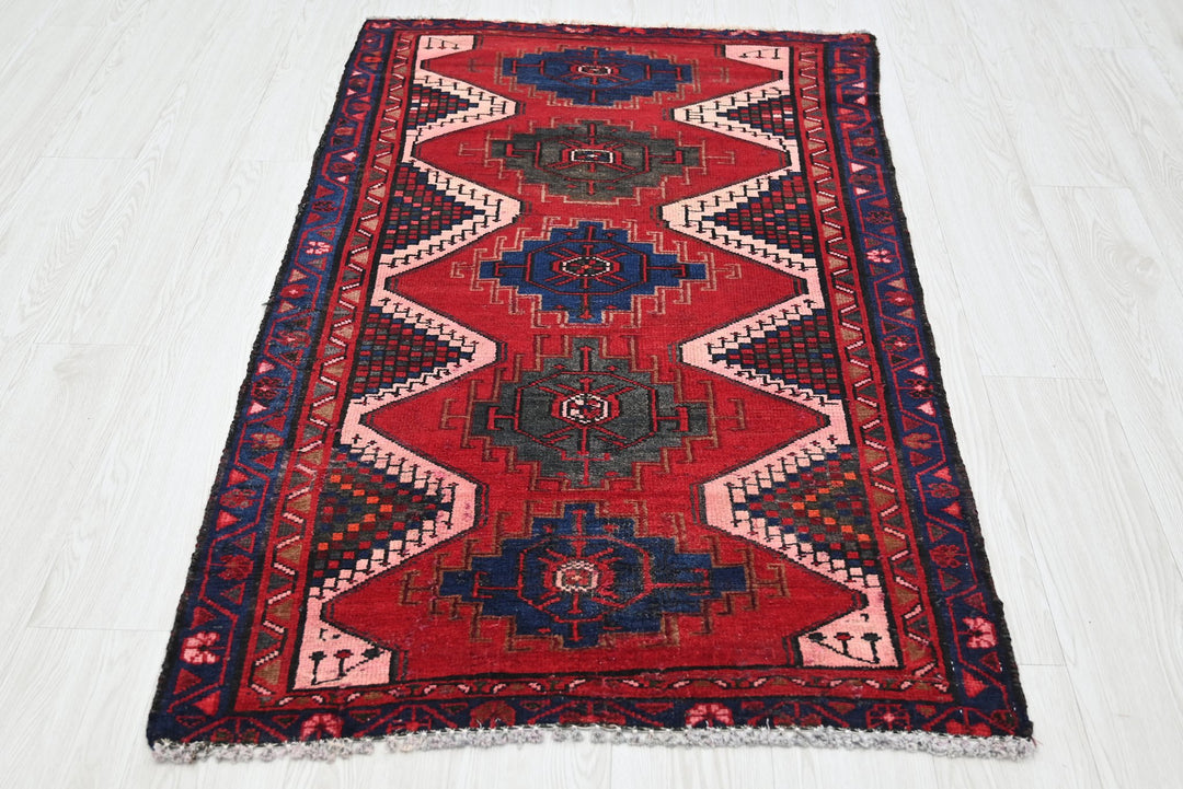 red Accent rug 2' 11" x 4' 11"