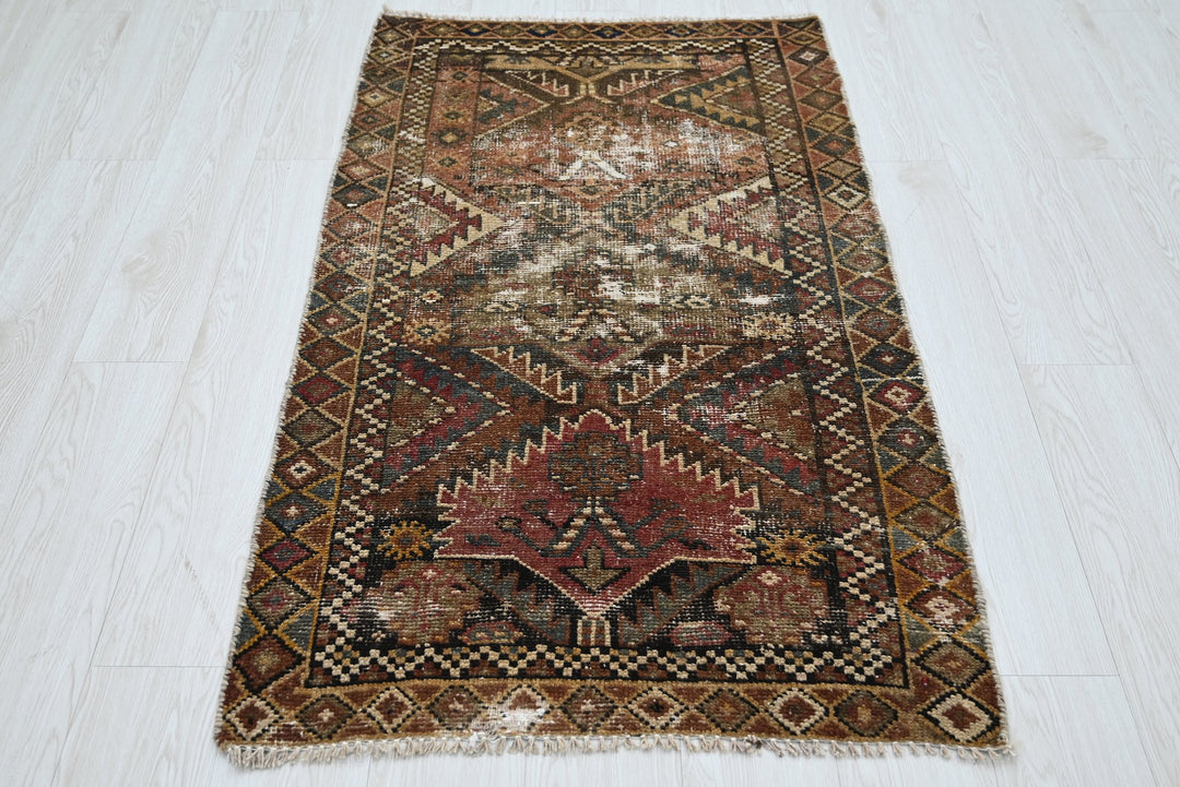 brown Accent rug 2' 8" x 4' 7"
