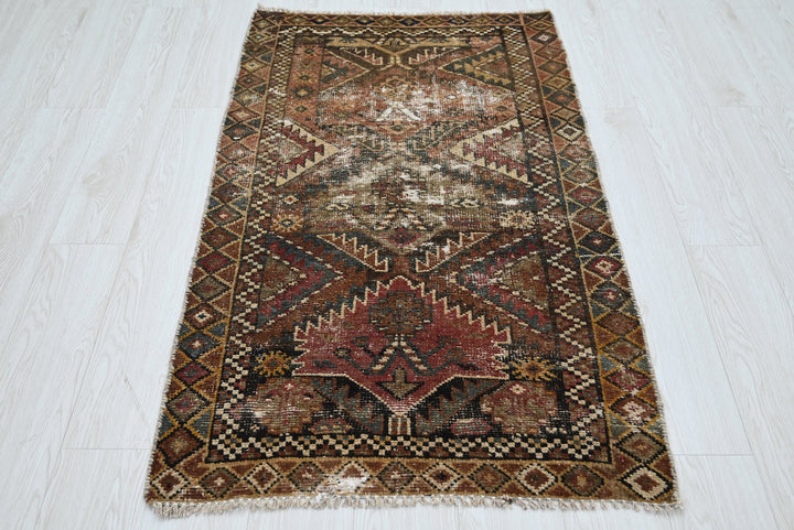 brown Accent rug 2' 8" x 4' 7"