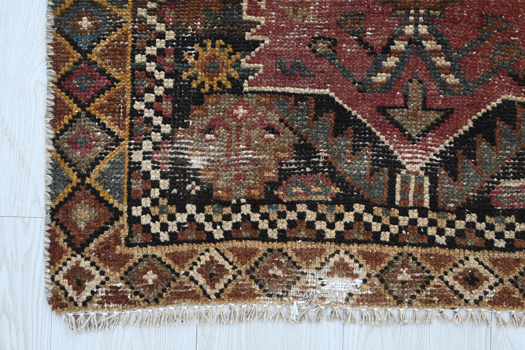 brown Accent rug 2' 8" x 4' 7"