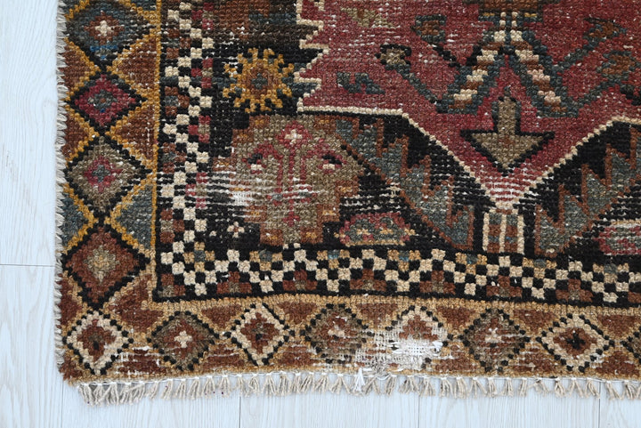 brown Accent rug 2' 8" x 4' 7"